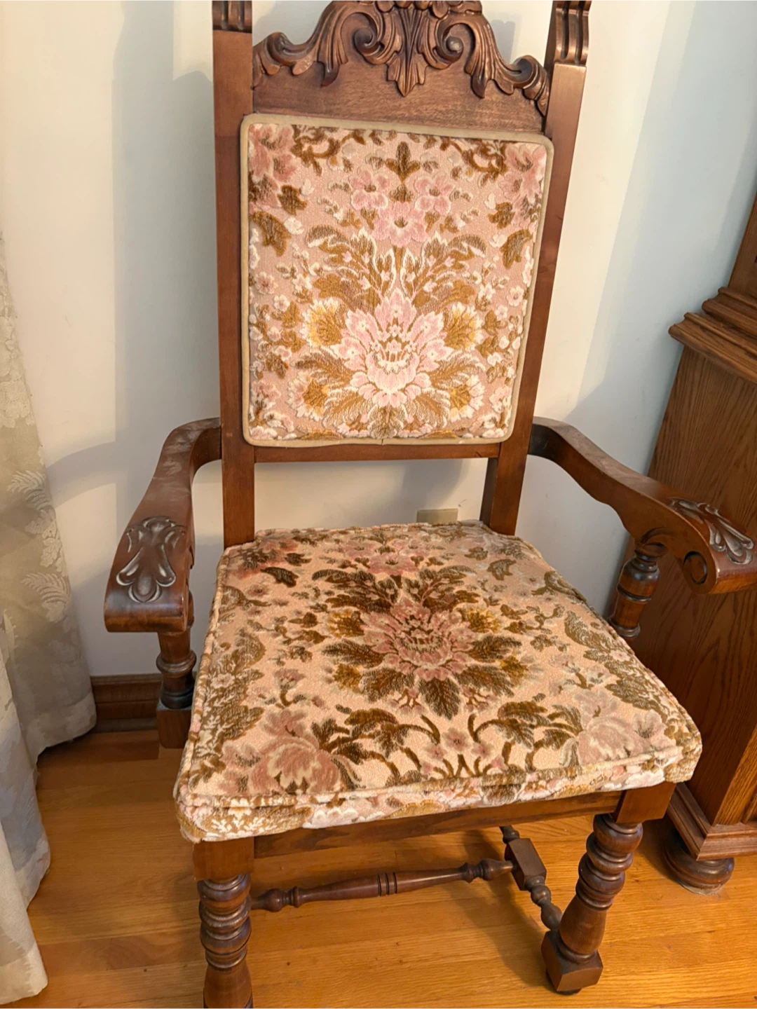 Dining room w/ 6 chairs and hutch - photo 5