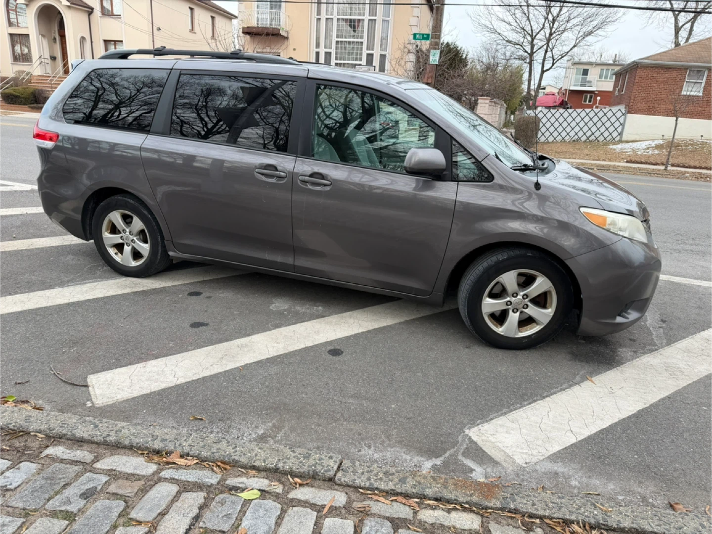 Gray Toyota Sienna LE Minivan - photo 3