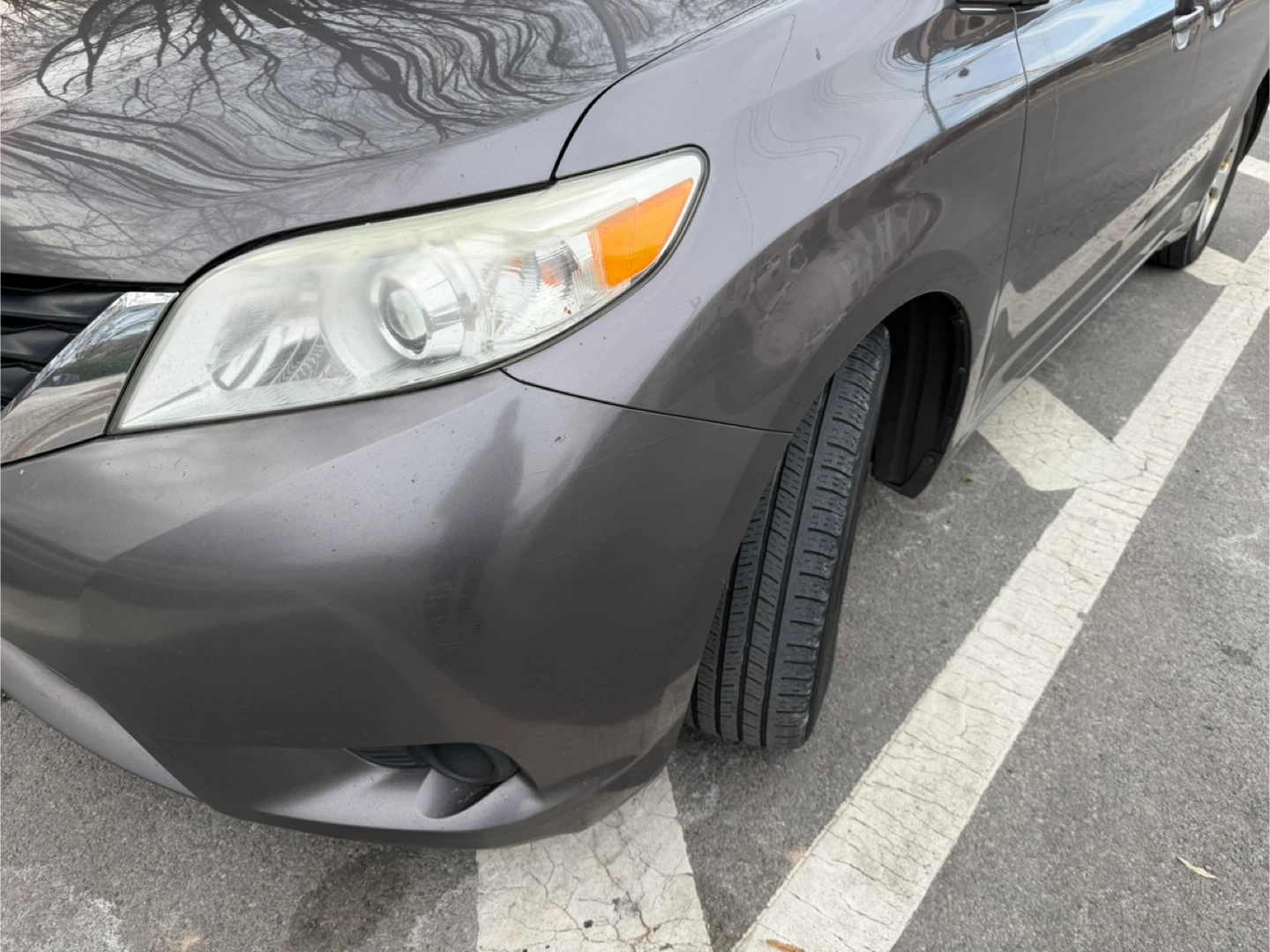 Gray Toyota Sienna LE Minivan - photo 4
