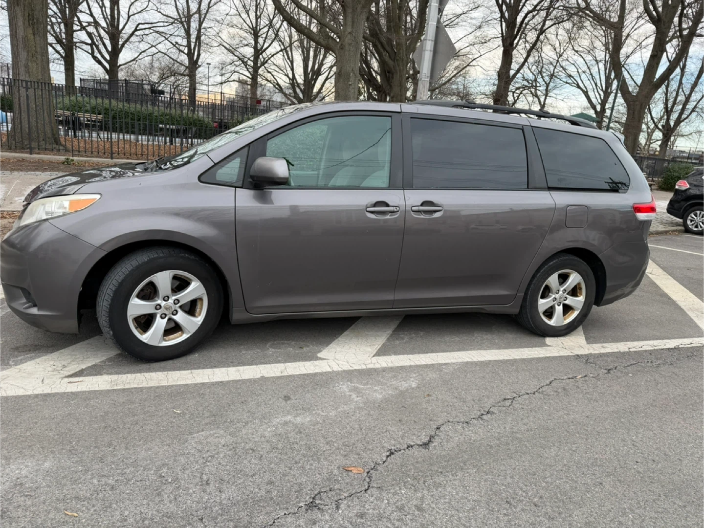Gray Toyota Sienna LE Minivan - photo 5