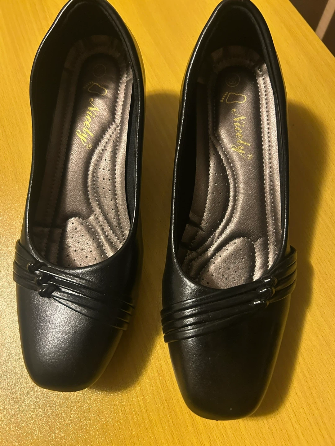 Nicely Women's Black Ballet Flats