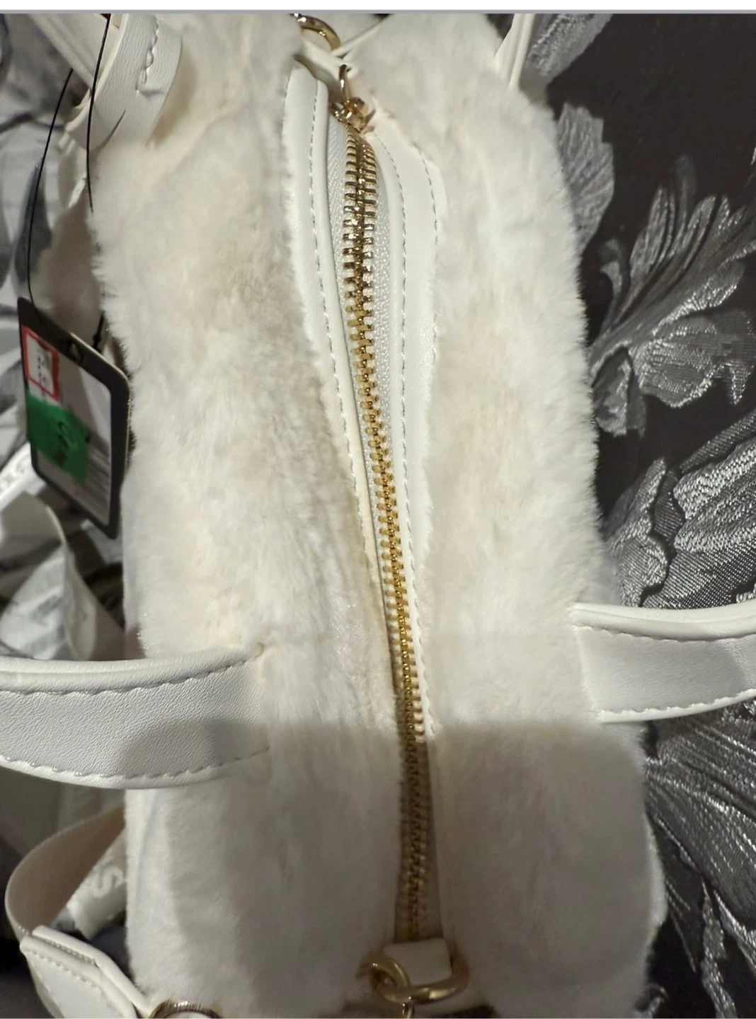 White Faux Fur Guess Handbag with Shoulder Strap - photo 3