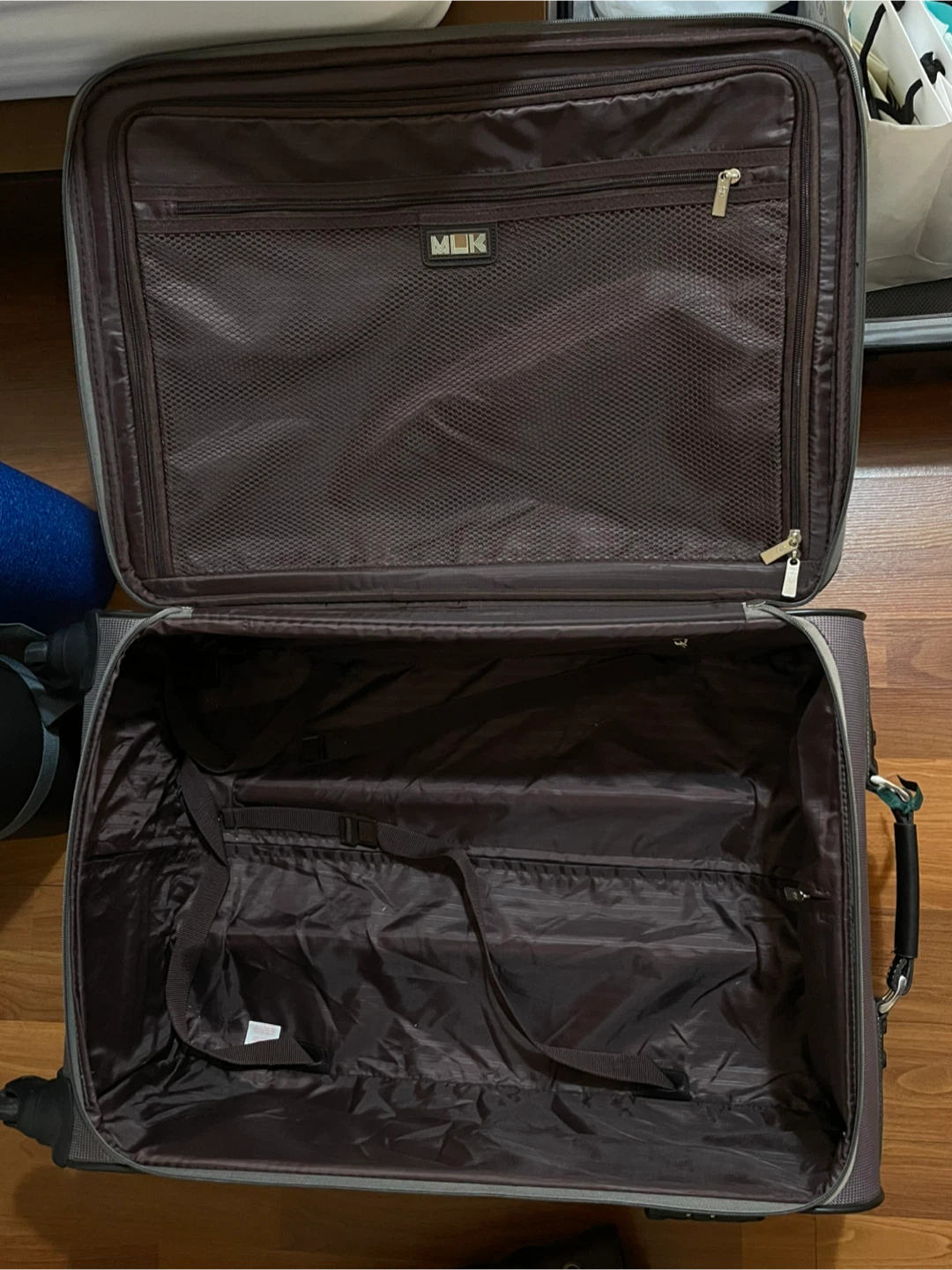 Luggage (medium checked bag size) - photo 3