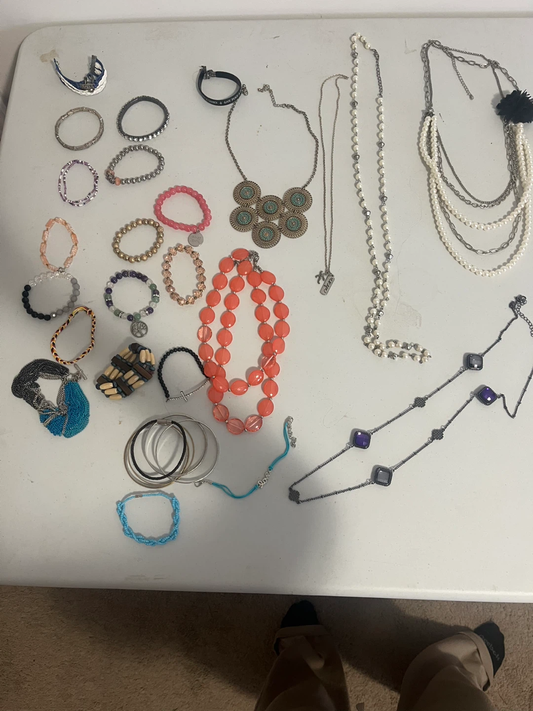 Assorted lot of women's jewellery