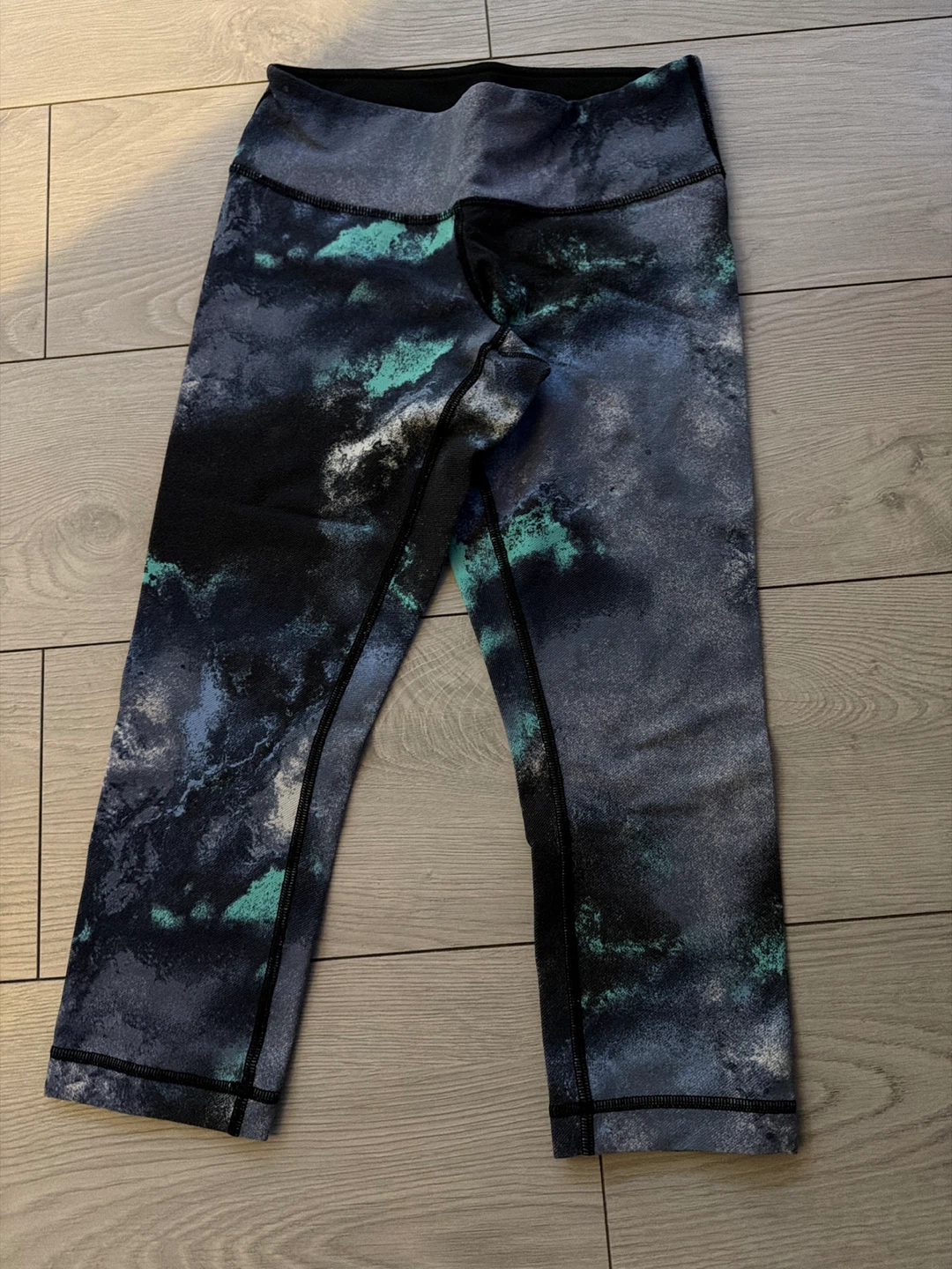 Lululemon "Cloud" Print Capri Leggings