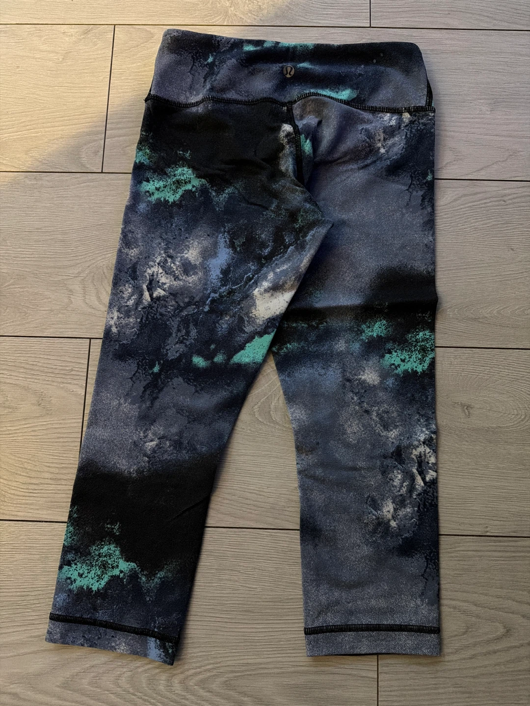 Lululemon "Cloud" Print Capri Leggings - photo 2