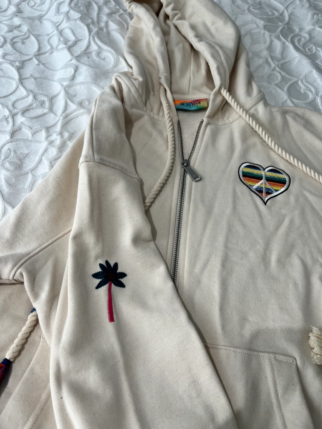 Scotch & Soda Cream Hoodie with Rainbow Heart , “Born to Love" - photo 2