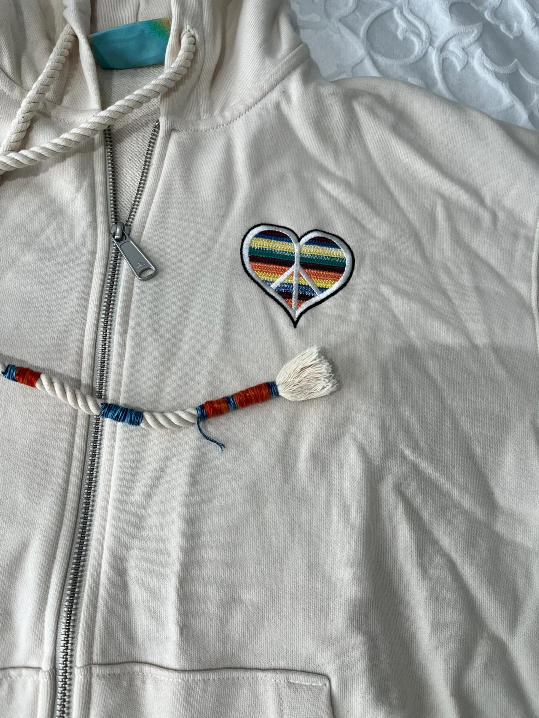 Scotch & Soda Cream Hoodie with Rainbow Heart , “Born to Love" - photo 4