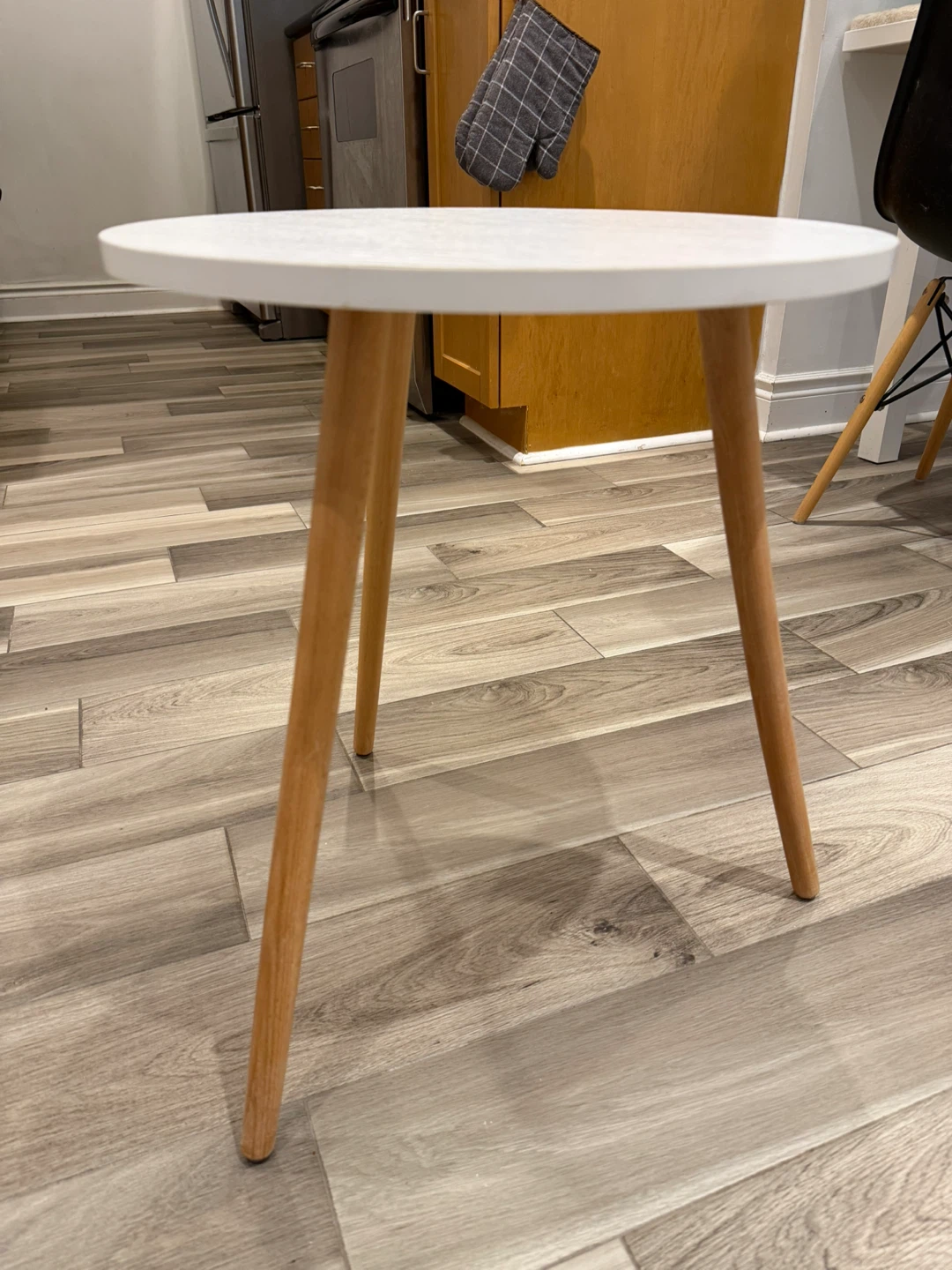 White Round Side Table with Wood Legs - photo 2