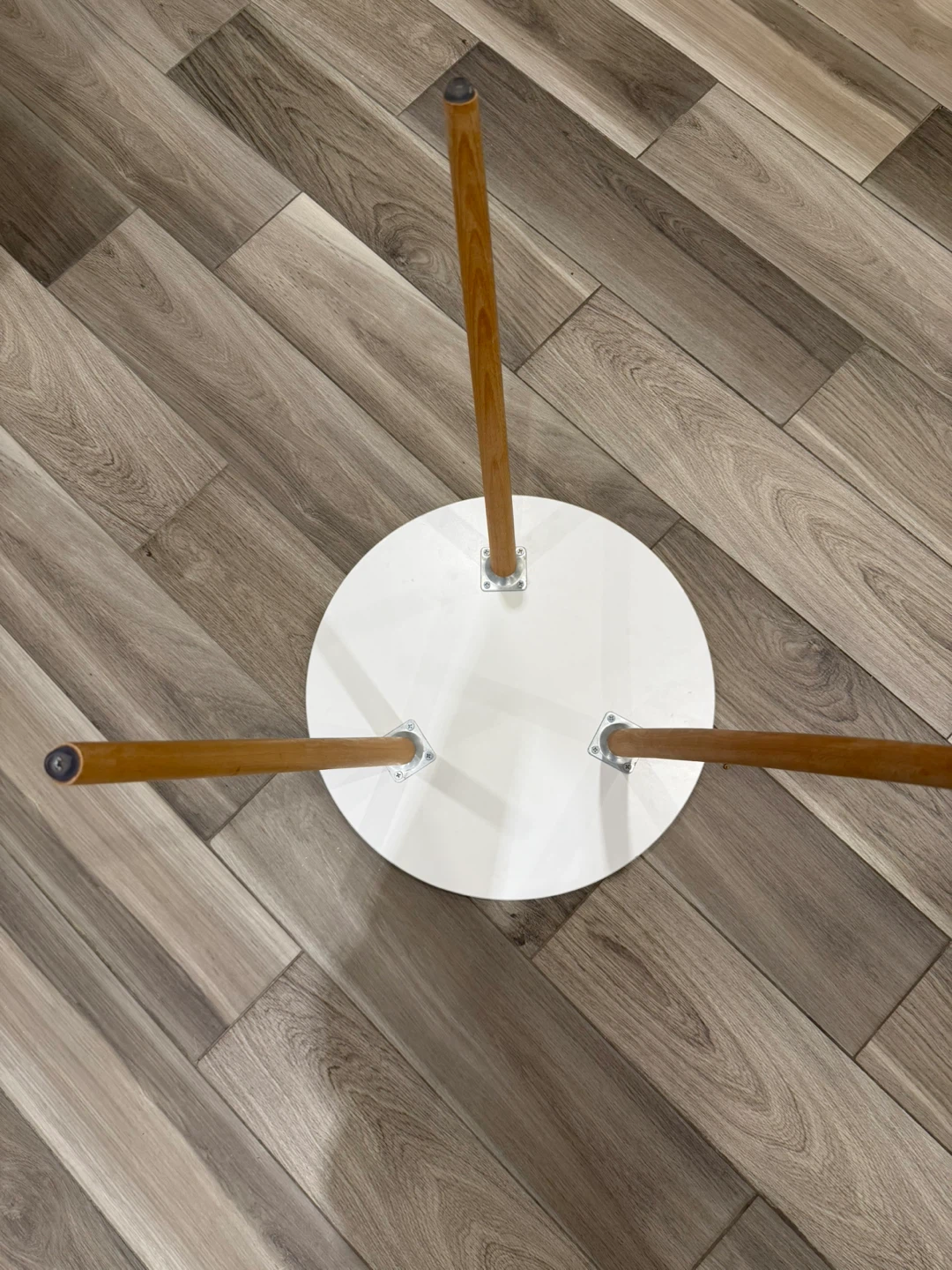 White Round Side Table with Wood Legs - photo 5