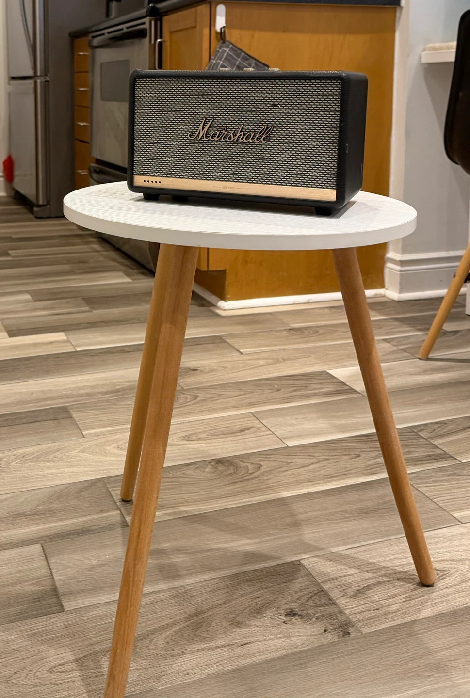 White Round Side Table with Wood Legs - photo 4