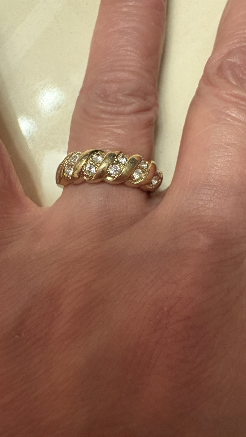 Gold tone ring with clear stones - Size 6