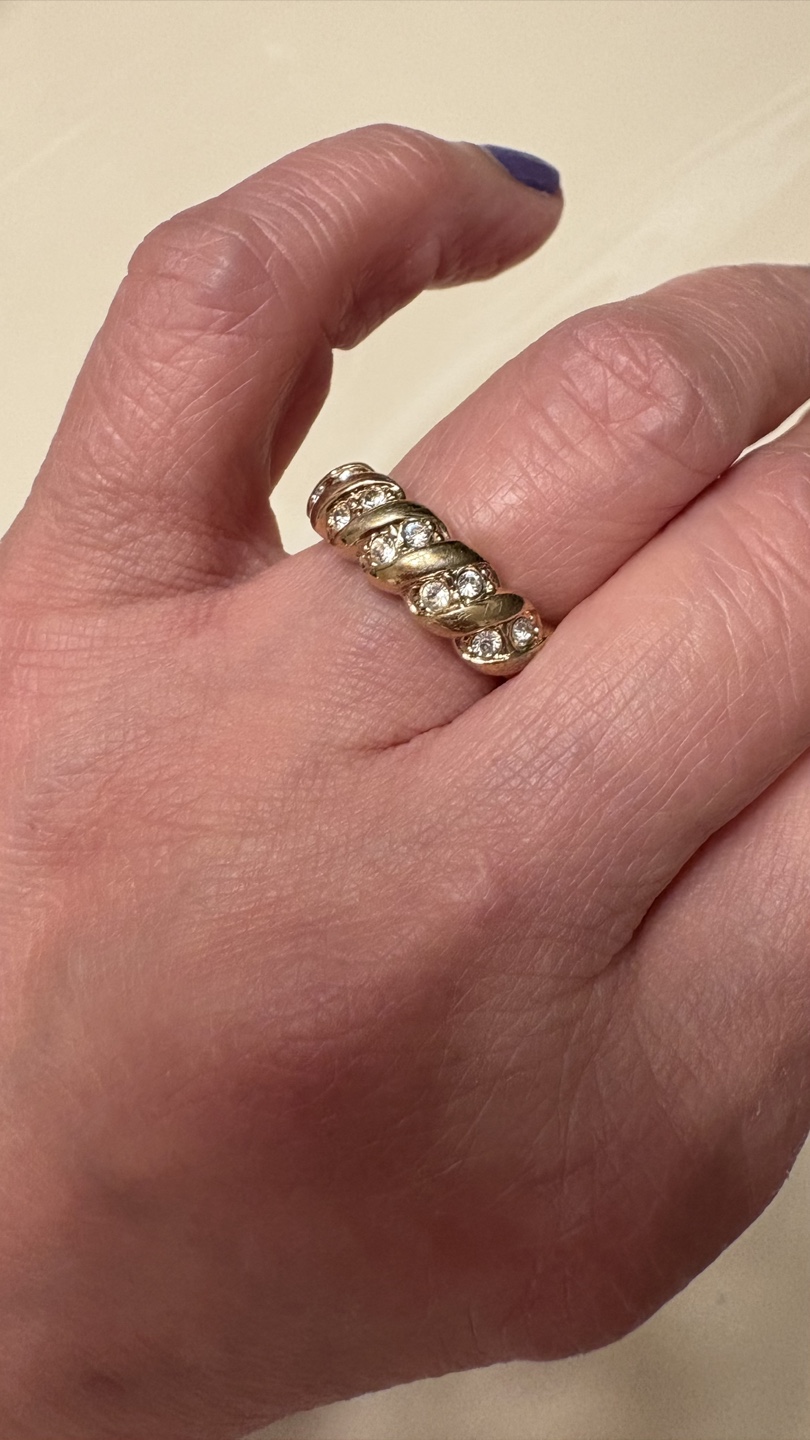 Gold tone ring with clear stones - Size 6 - photo 5