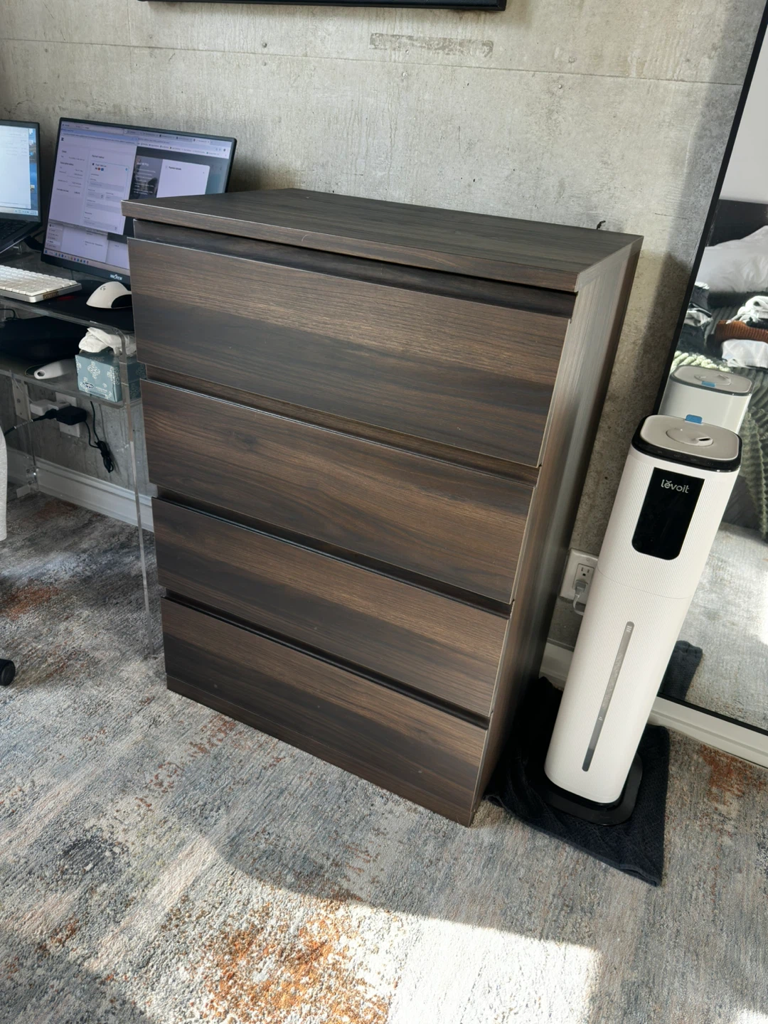 4-drawer dresser (dark brown/oak) - photo 2