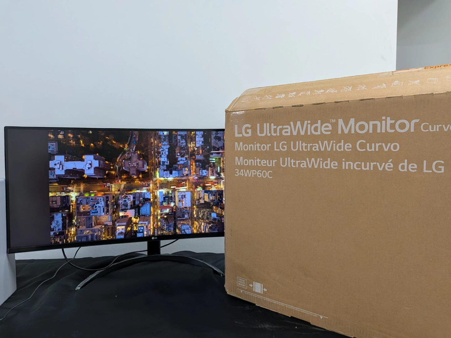 LG 34" UltraWide Curved Monitor 34WP60C - photo 2