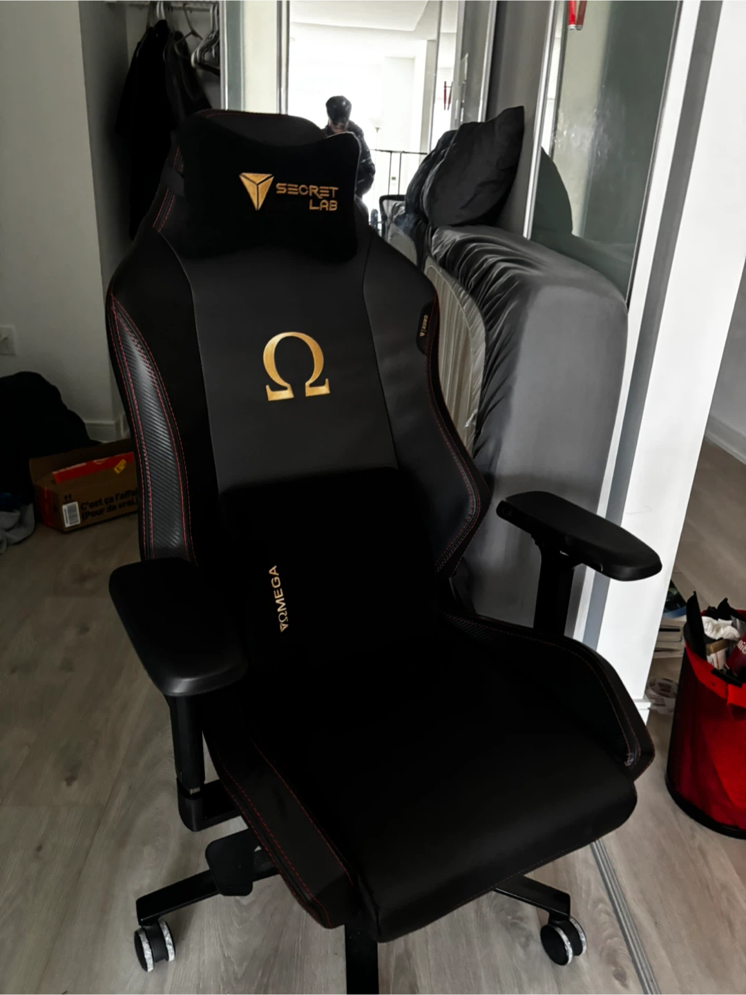 MUST GO TODAY Secretlab Omega Series Gaming Chair