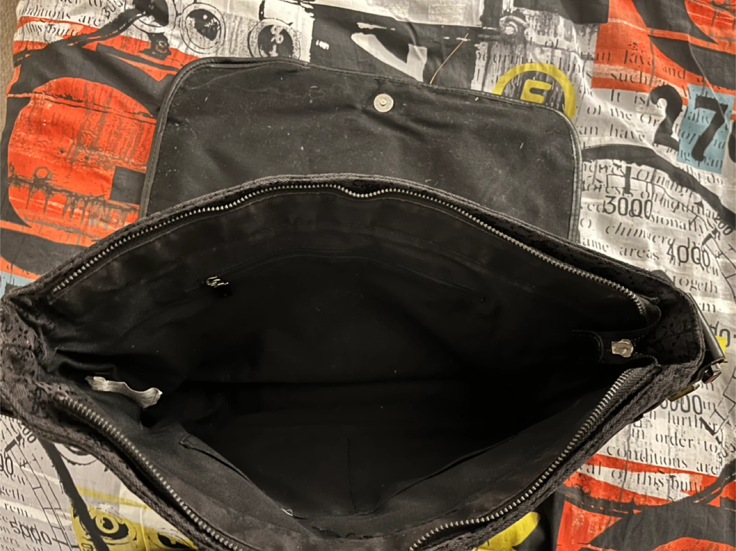Black Guess Messenger Bag - photo 3