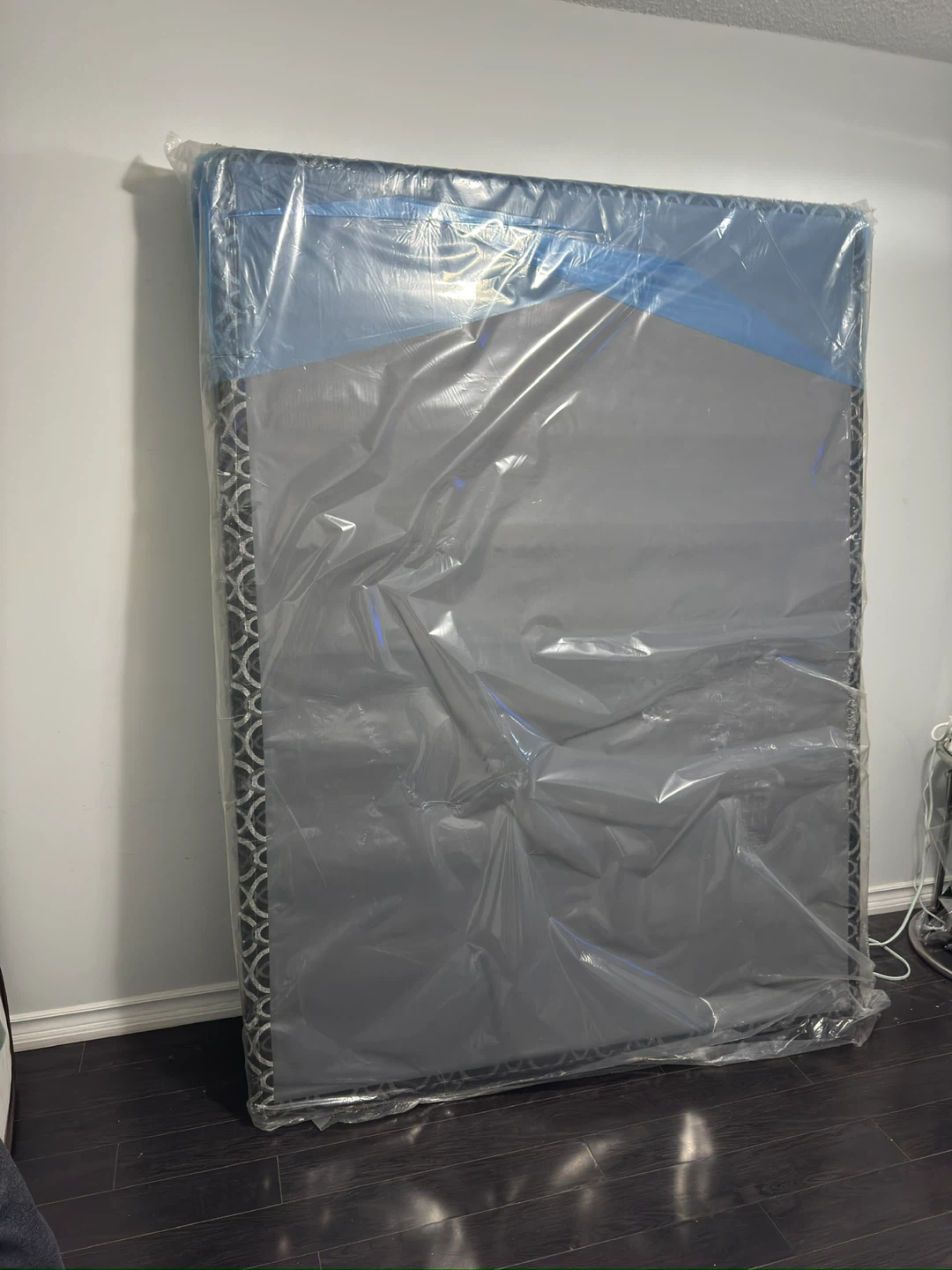 Queen bed frame with mattress and box - photo 4