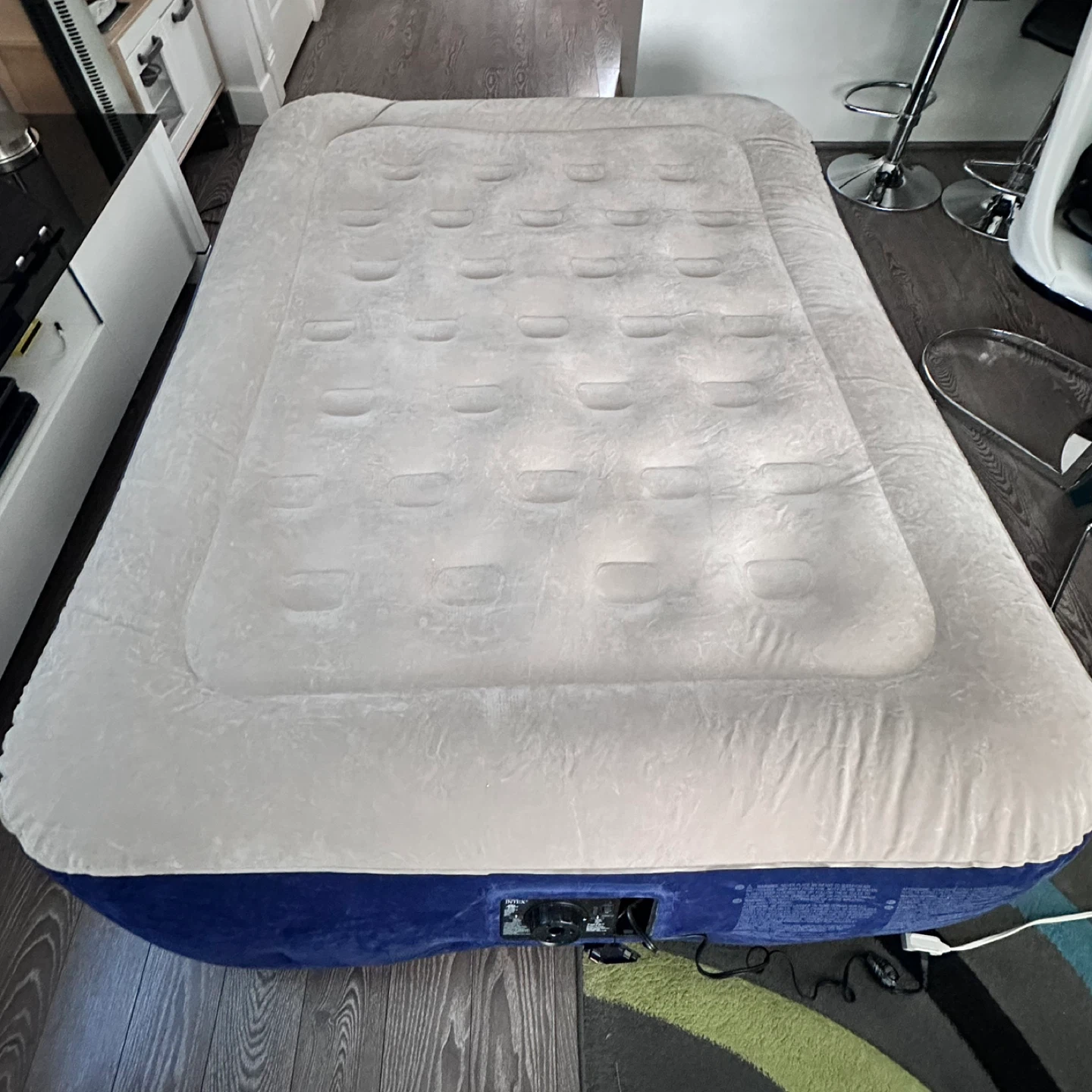 INTEX Double Sized Air Mattress with Built-in Pump - photo 2