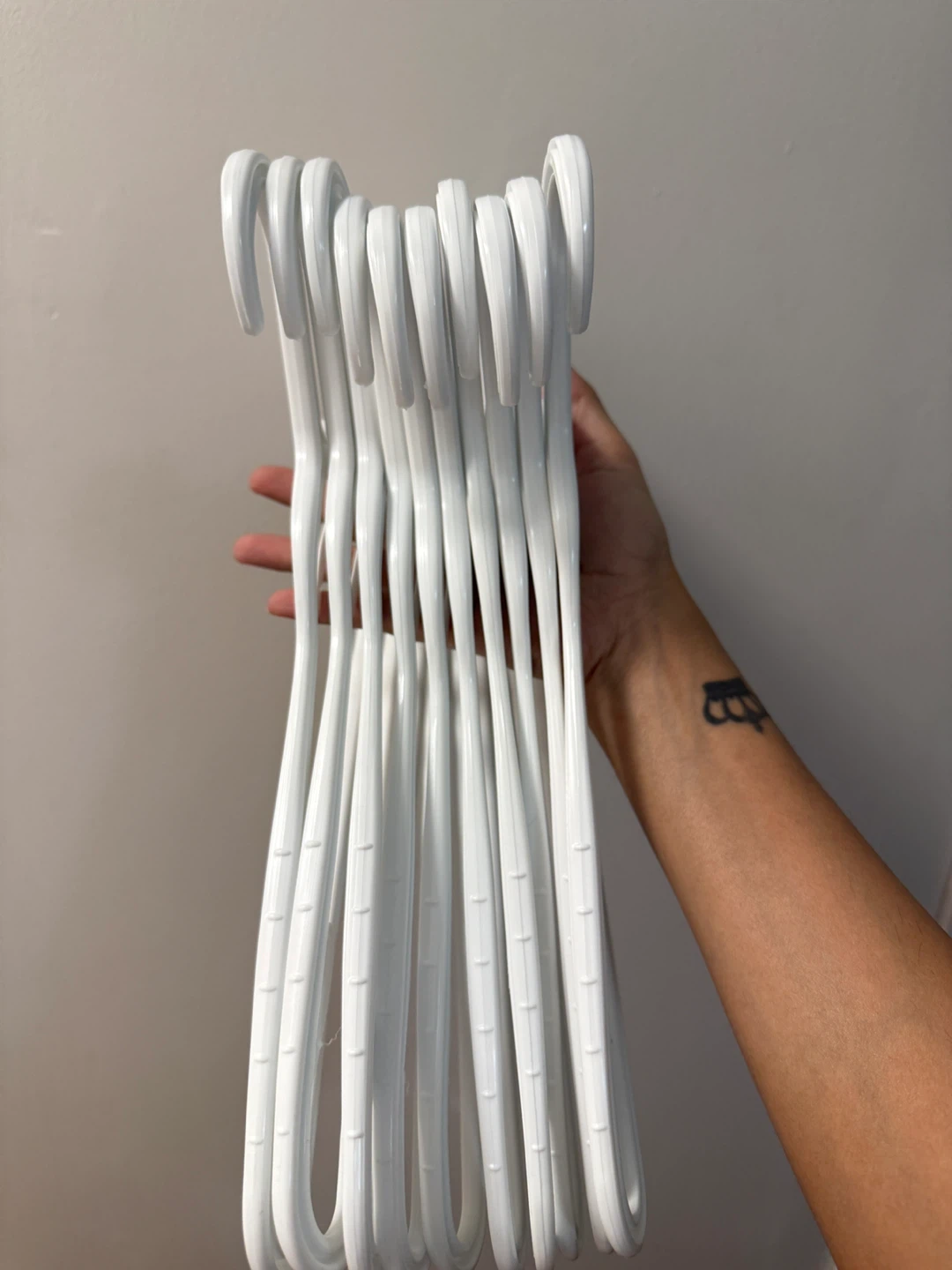 White Plastic Hangers - 10 Pack - photo 2
