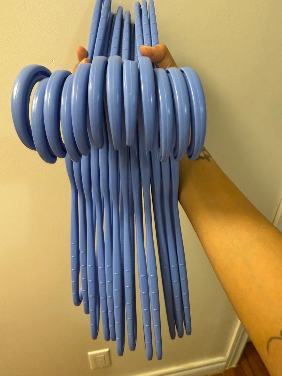 Set of 12 Light Blue Plastic Hangers - photo 2