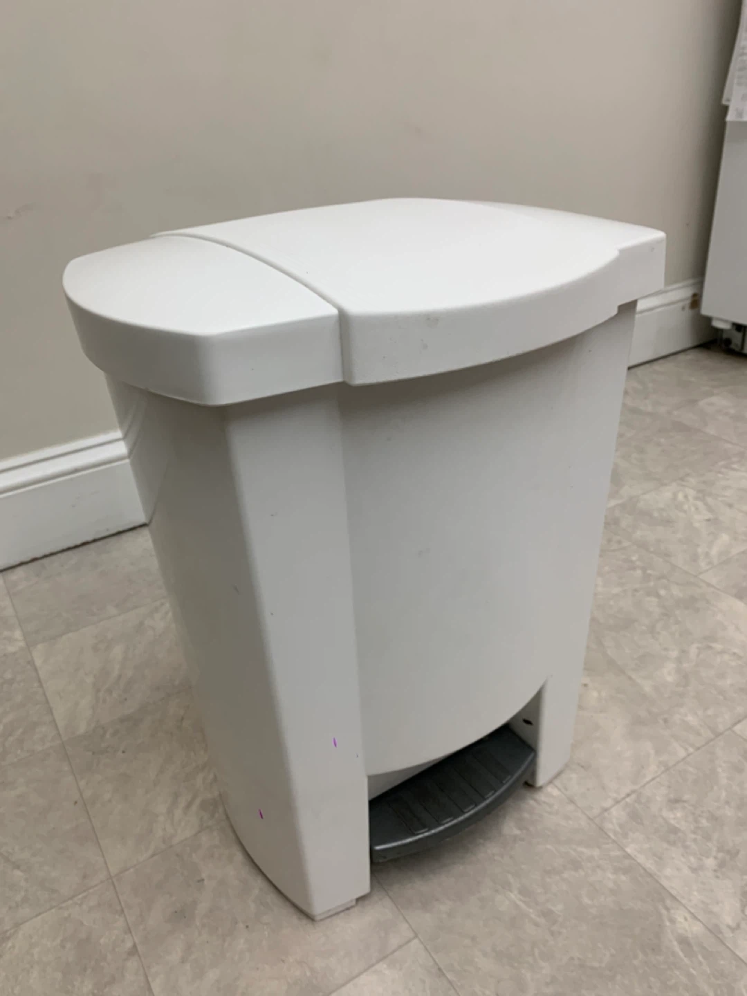 Small Garbage Bin / Trash Can / Kitchen & Bathroom - White