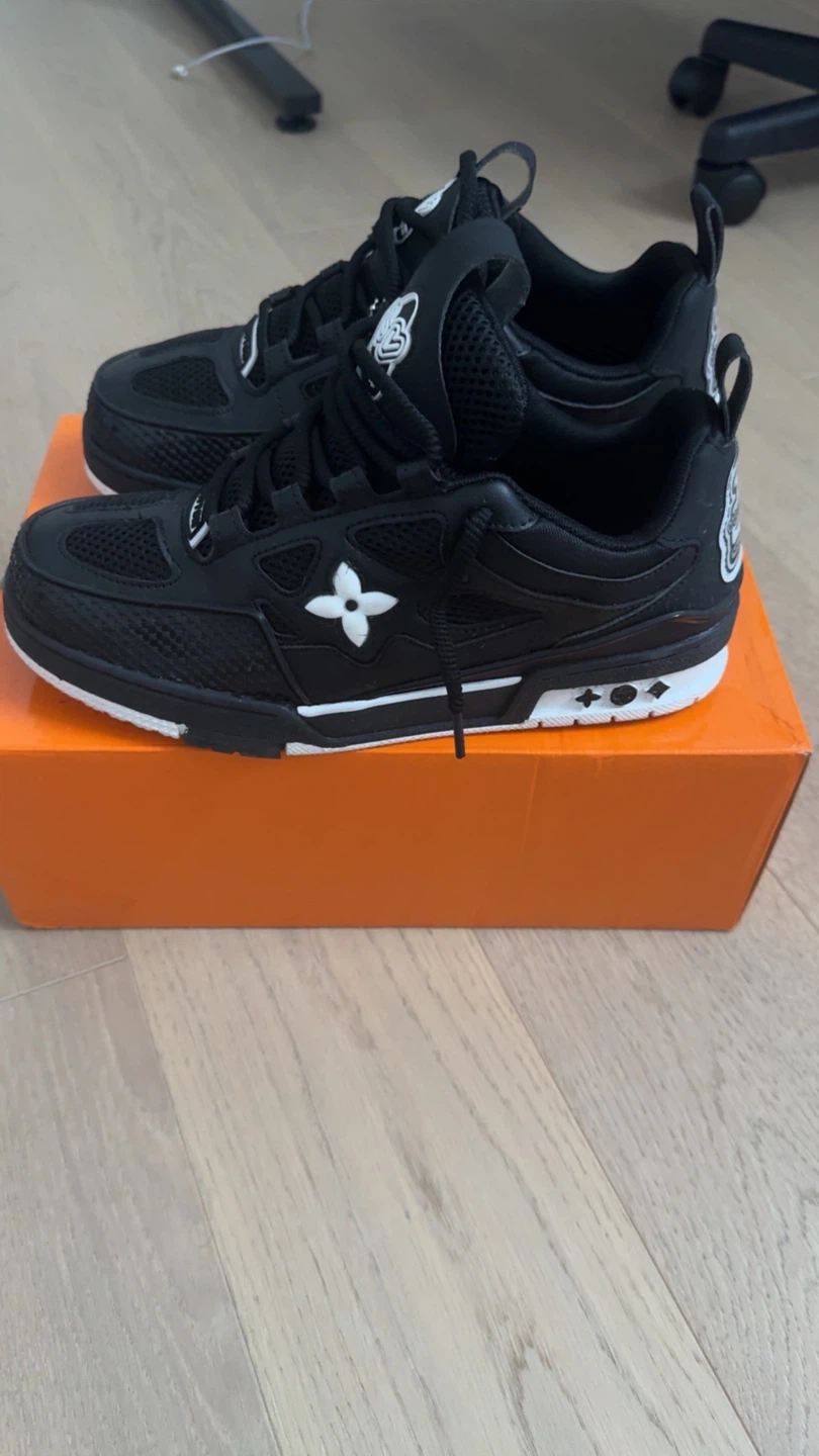 Louis Vuitton LV trainers black and white - photo 3