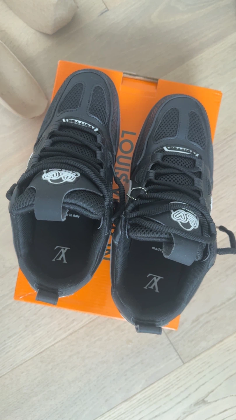 Louis Vuitton LV trainers black and white - photo 2