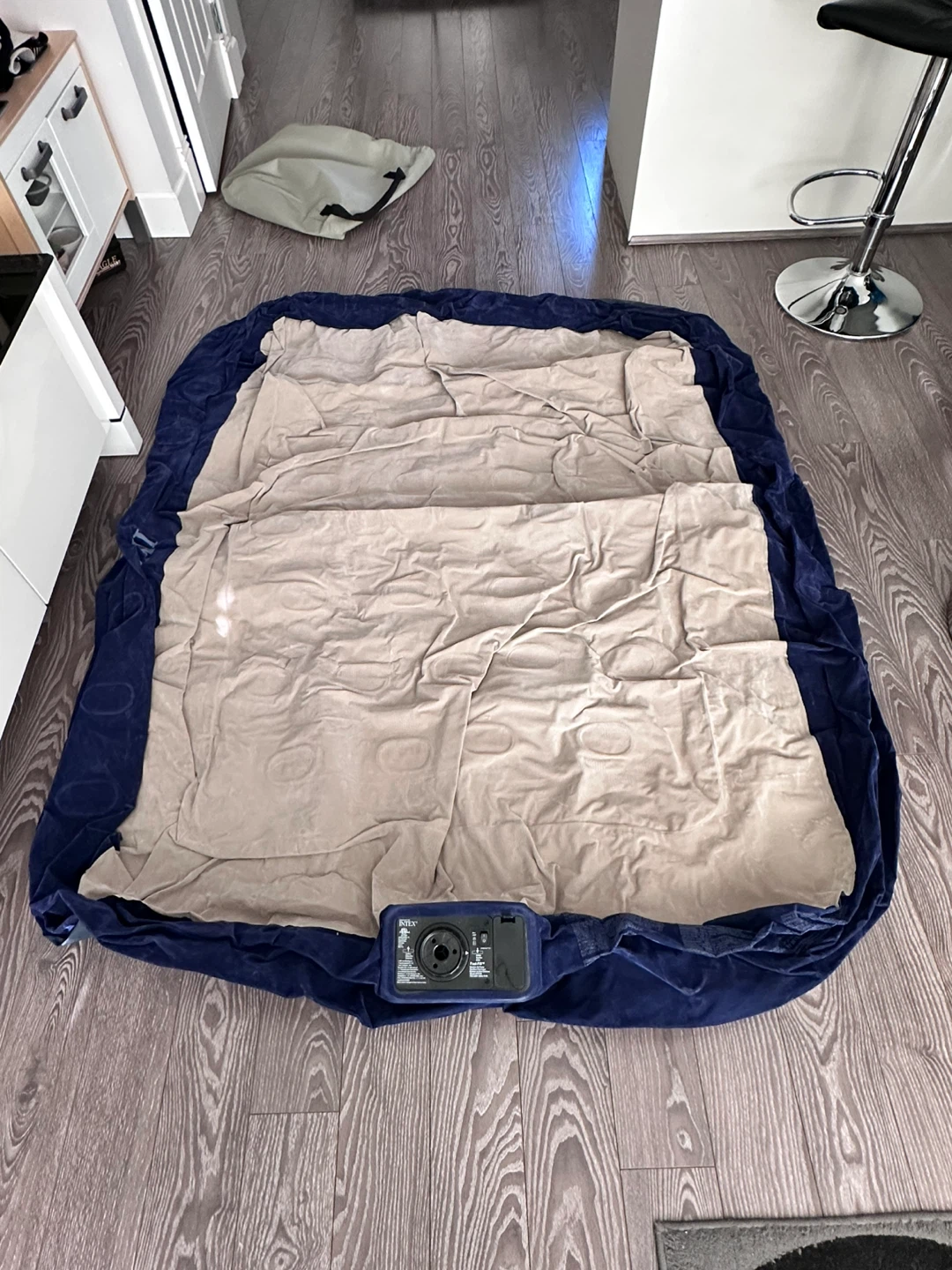 INTEX Double Sized Air Mattress with Built-in Pump - photo 4