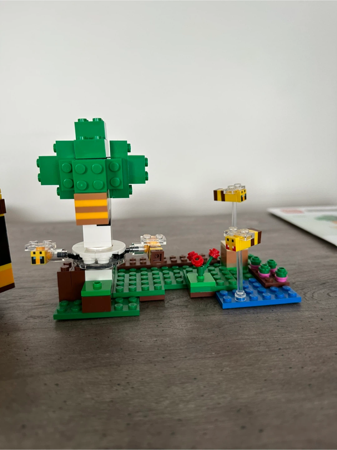 LEGO 21241 Minecraft The Bee Cottage - photo 2