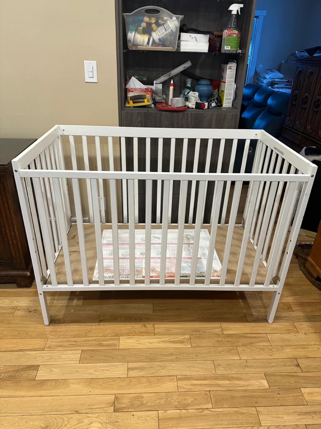White Solid Baby Crib with Adjustable Height (CAN DELIVER)