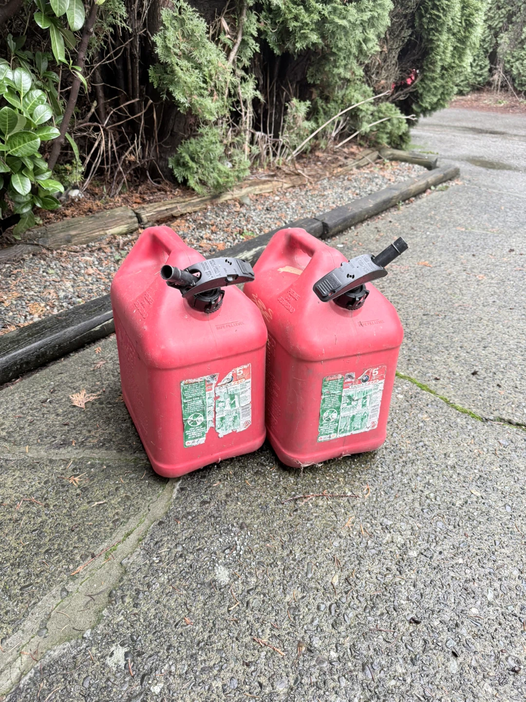 2x Red 5-Gallon Gas Cans