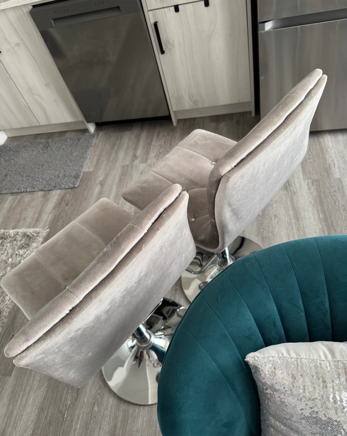Pair of fancy Tufted Bar Stools - photo 3