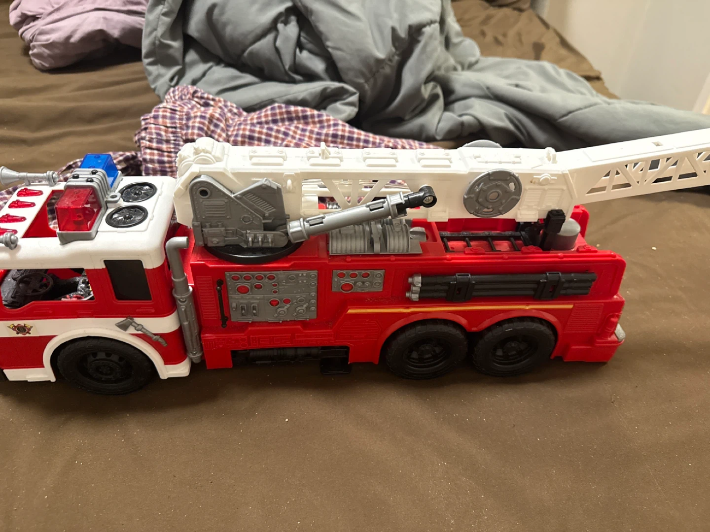 Toy Fire Truck with Extendable Ladder - photo 2