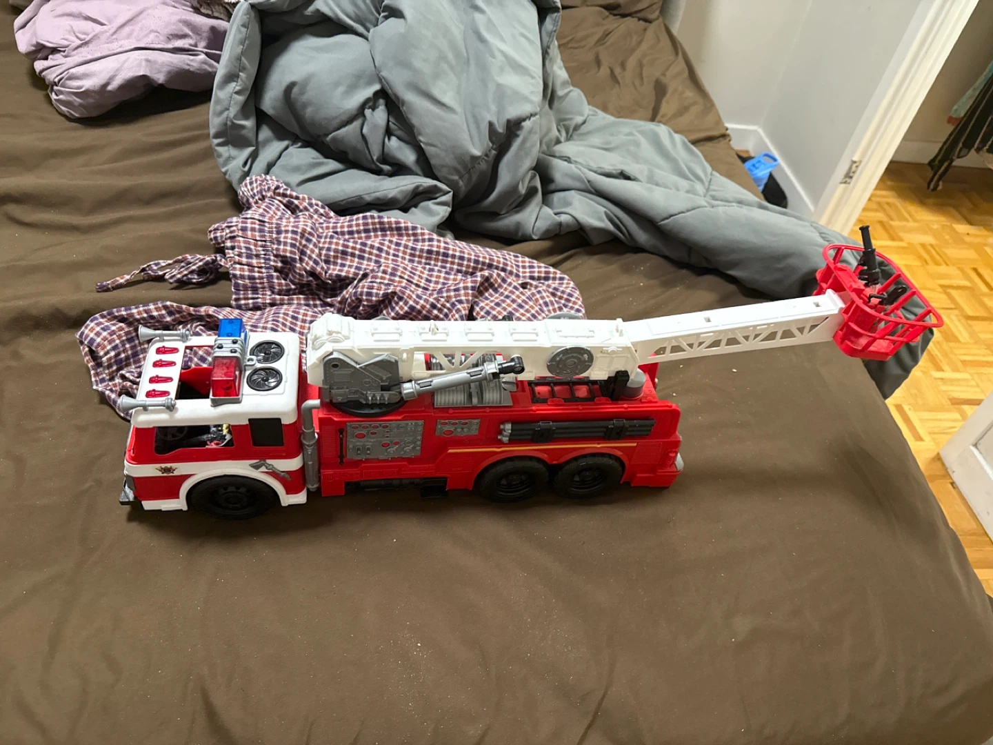 Toy Fire Truck with Extendable Ladder