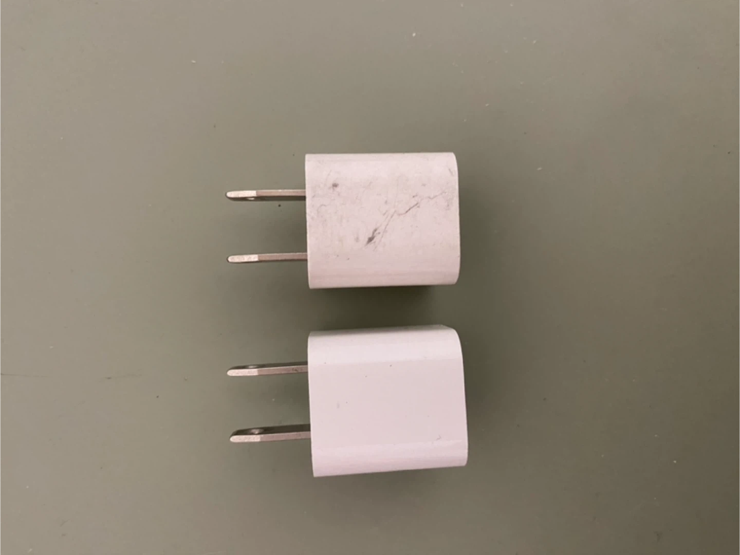 2 apple USB plugs 🧡 - photo 2