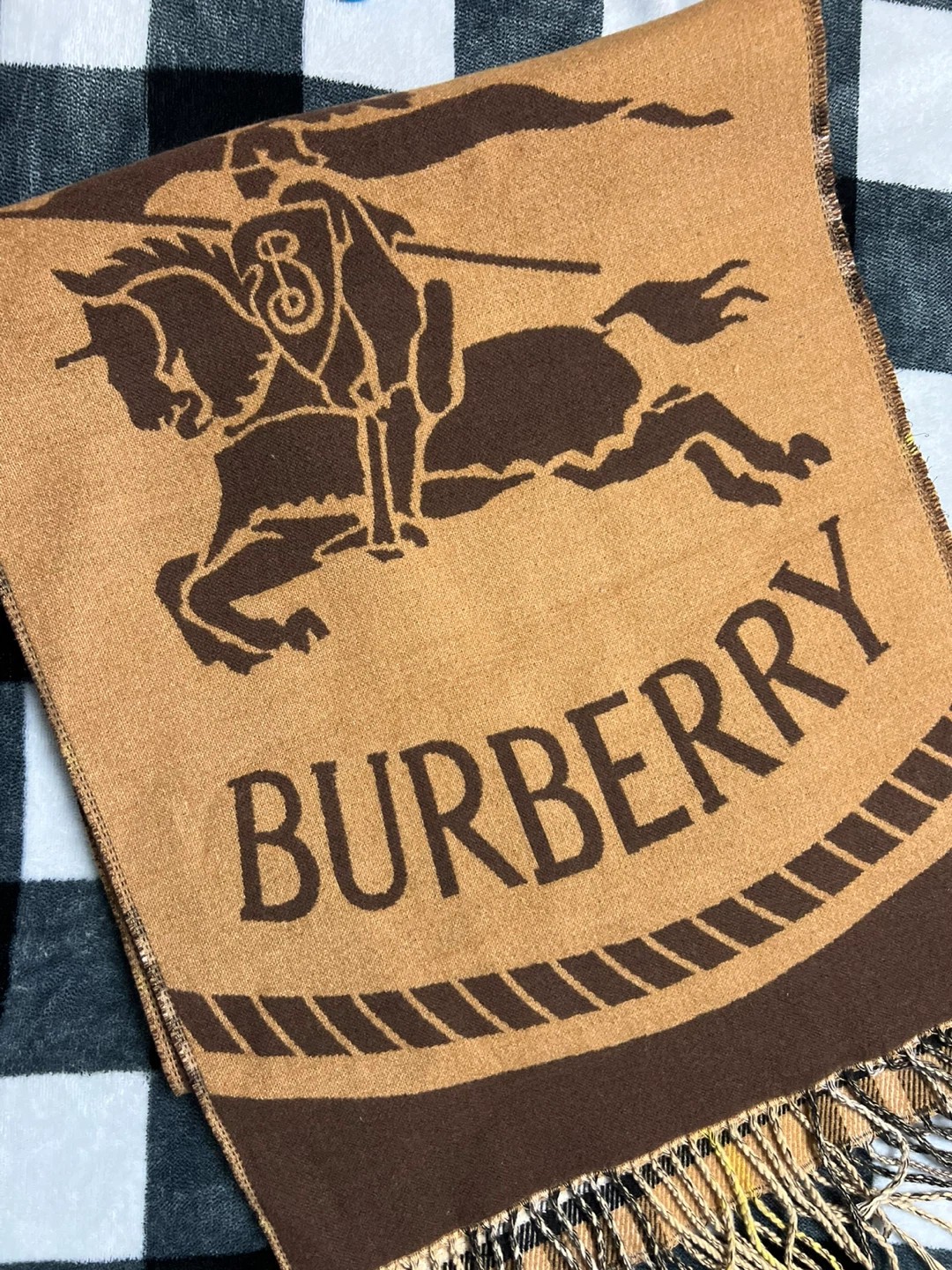 Burberry Scarf - photo 3