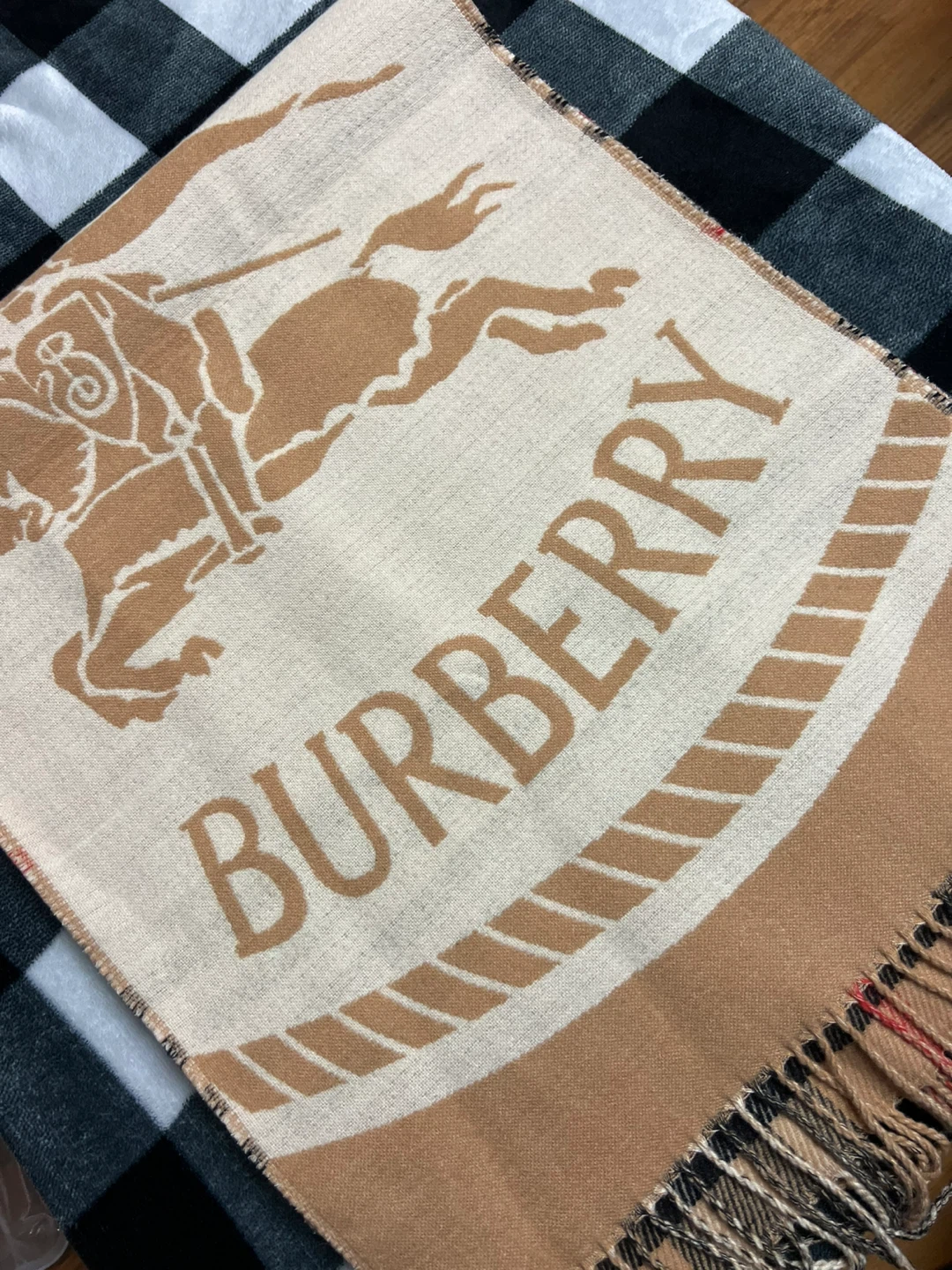 Burberry Scarf - photo 4