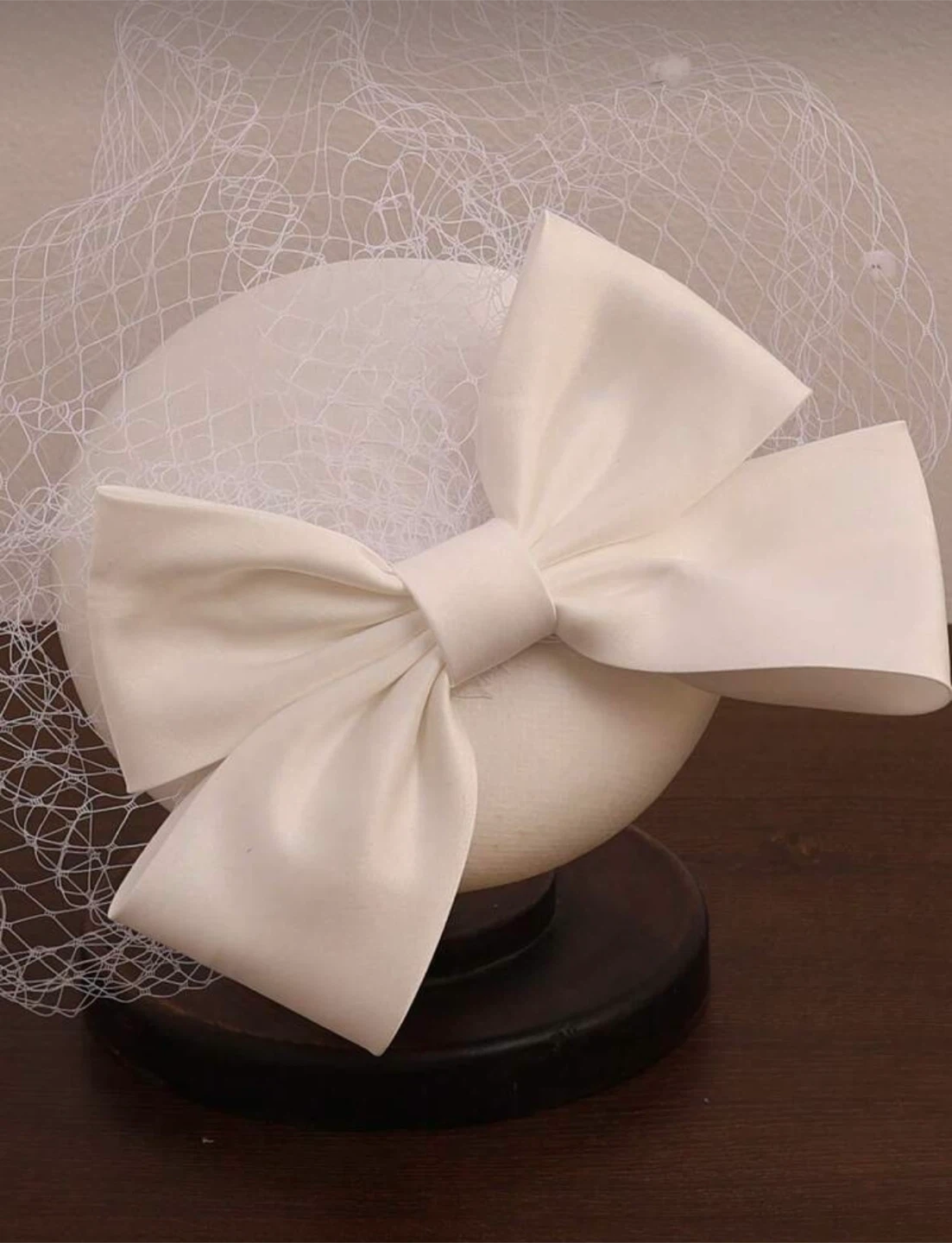 White Fascinator with Bow and Veil - photo 2