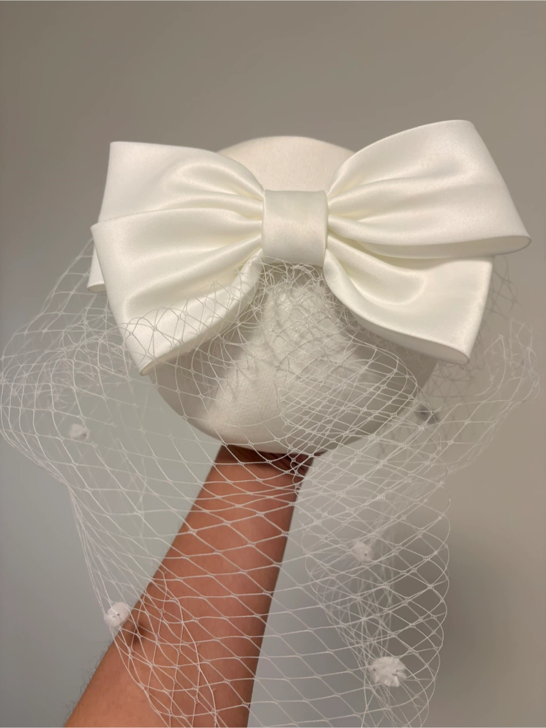 White Fascinator with Bow and Veil - photo 3