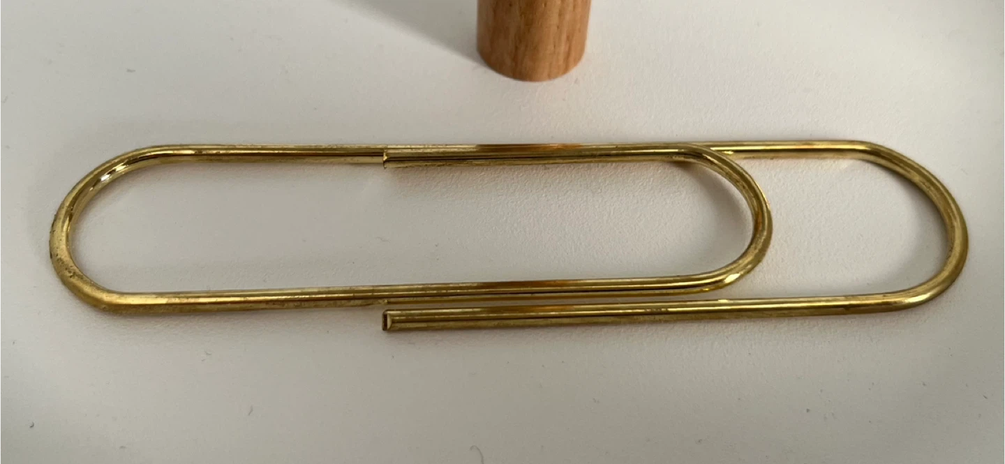 9 gold/brass giant paper clips - photo 2