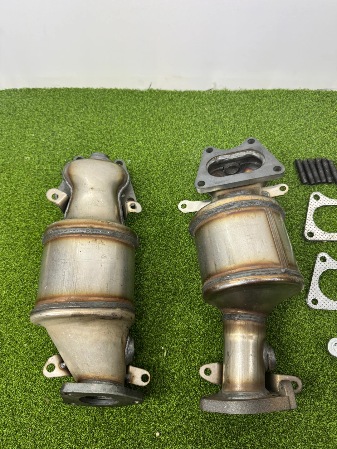 2x Catalytic Converters with Gaskets & Hardware
