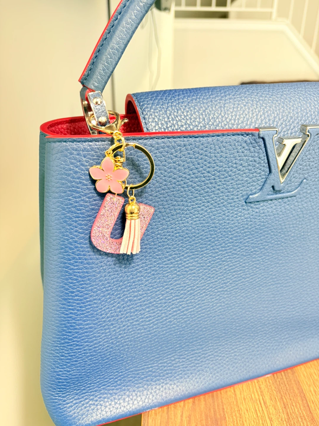 Glitter Letter "U" Keychain with Flower Charm - photo 2