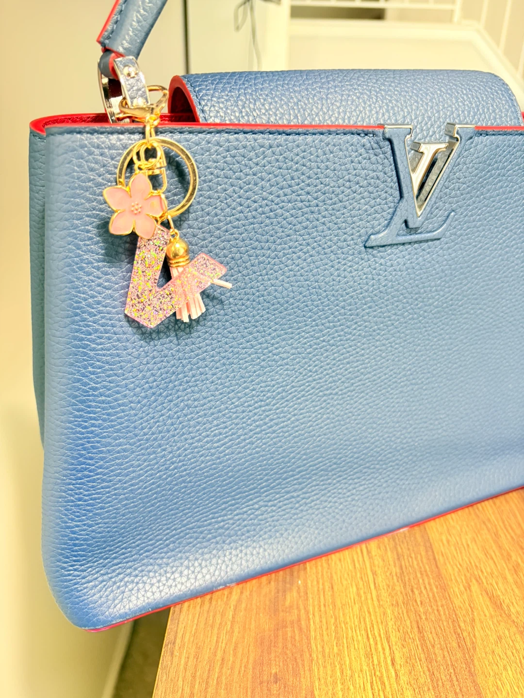 Glitter Letter V Keychain with Flower and Tassel - photo 2