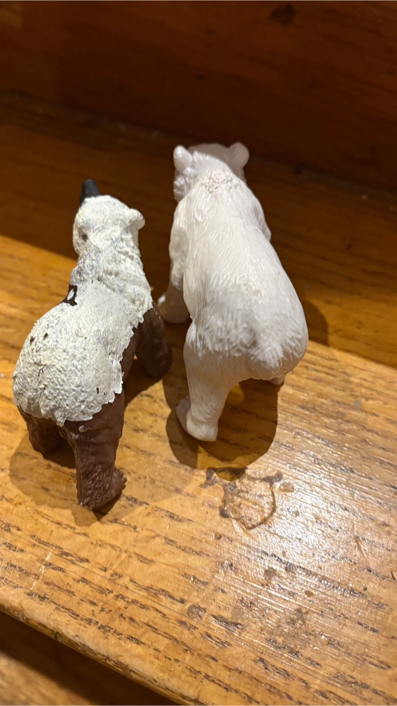 Two toy polar bear figures - photo 2