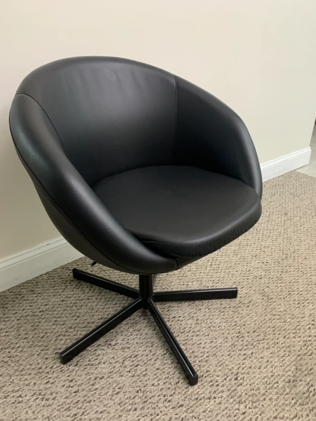 Chair / Furniture - Black Swivel Accent Chair