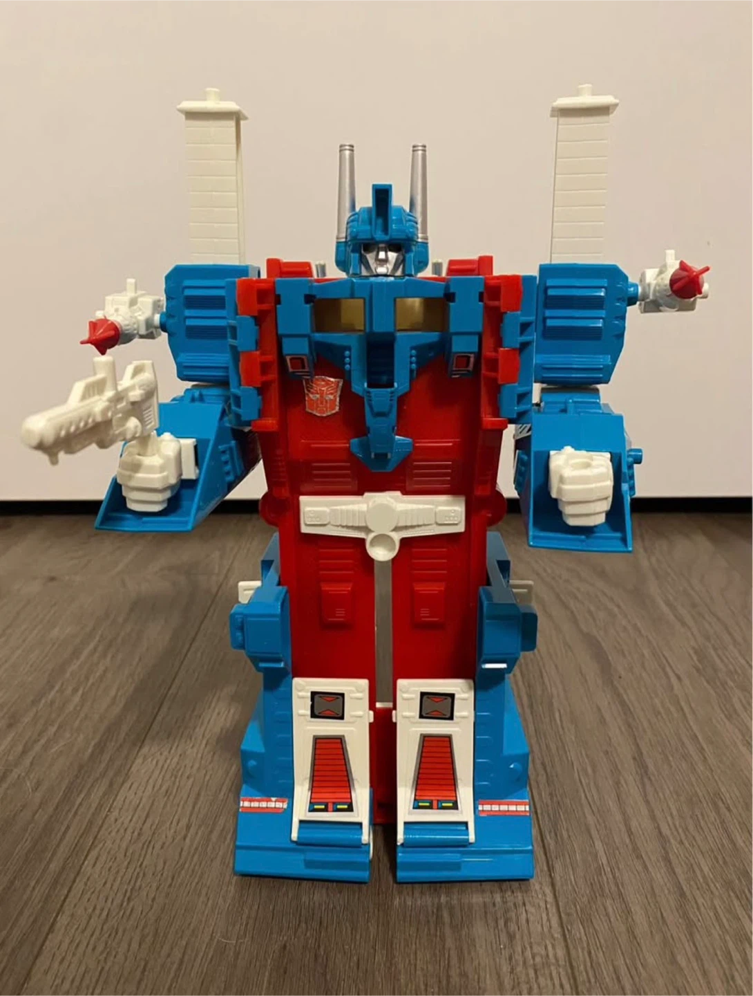Transformers G1 Ultra Magnus Action Figure - photo 3
