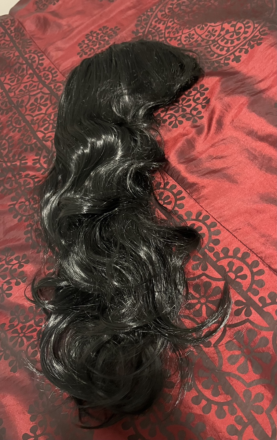 Black wavy synthetic wig with bangs
