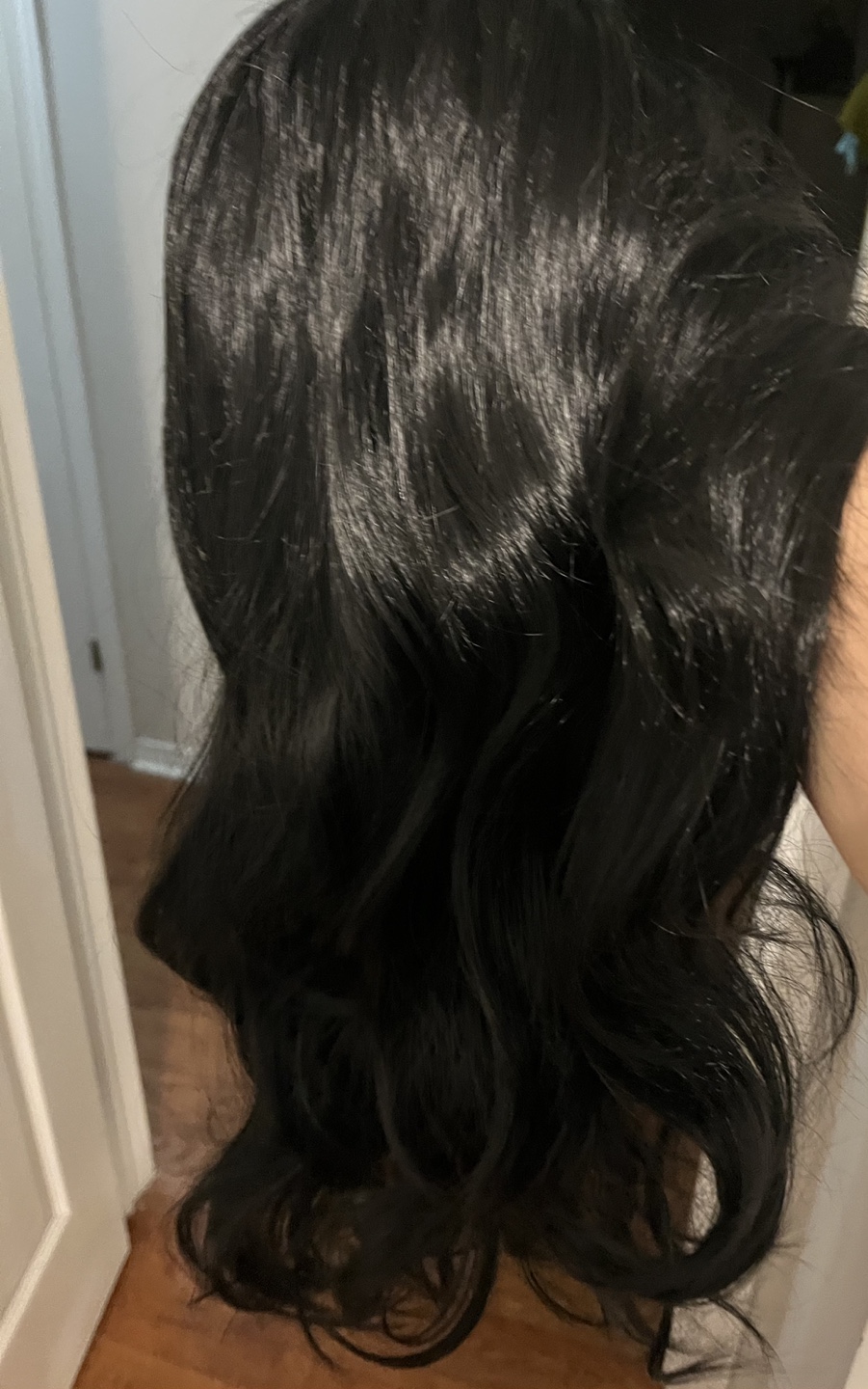 Black wavy synthetic wig with bangs - photo 3