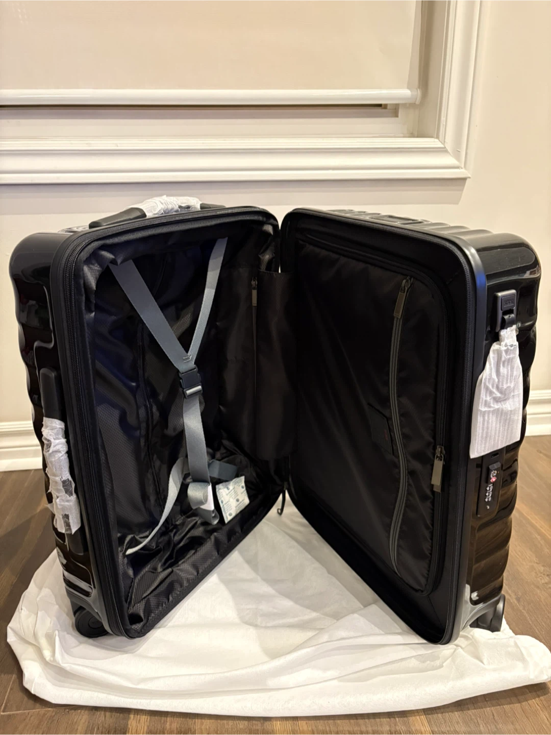 Tumi 19 Degree Black Hardside Carry-On Luggage - photo 3